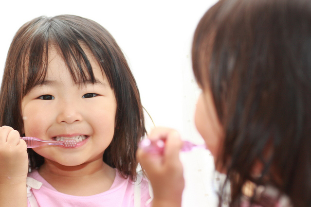 子供の歯みがき写真